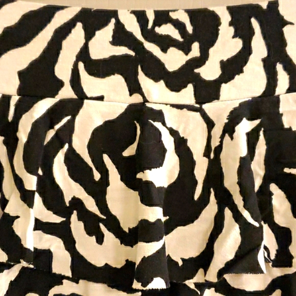 INC International Concepts Black White Rose Print Tiered Mini Skirt Medium - Picture 2 of 6
